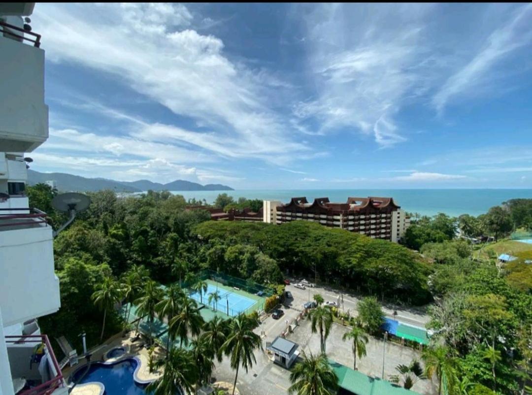 Executives Pantai Seaview Batu Ferringhi 2704 - 2 Bedrooms Exteriör bild